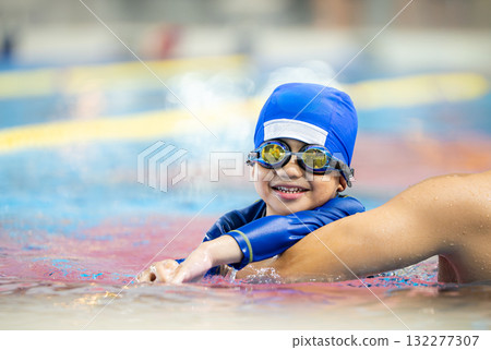 一名 5 歲男孩正在上游泳課 132277307