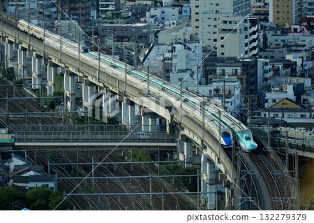 The Hokuriku Shinkansen below and the Tohoku Yamagata Shinkansen going up are lined up. The Hokuriku Shinkansen below and the Tohoku Yamagata Shinkansen going up are lined up. 132279379