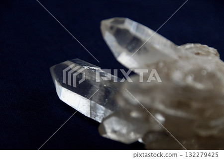閃亮石英晶體的特寫 閃亮石英晶體的特寫 132279425