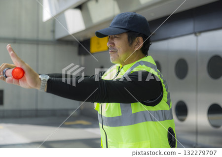保全人員引導人們穿過活動場地 132279707