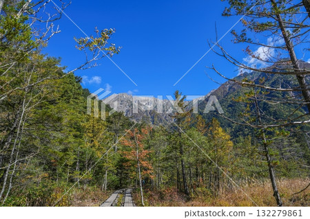 從通往上高岳澤沼澤的木板路望去，可以看到深秋的穗高山脈 132279861