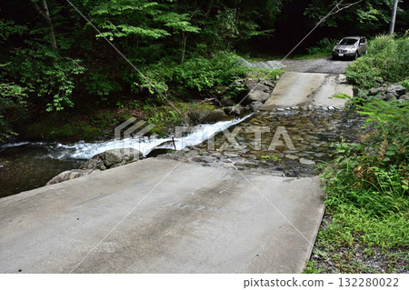 山溪沿岸森林道路上常見的小淺灘 132280022