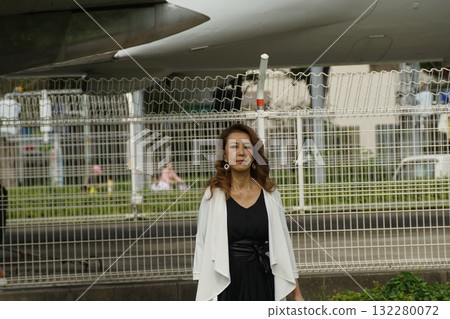 盯著飛機的女人 132280072