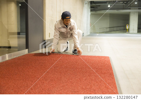 一名男子在辦公室入口處更換墊子 132280147