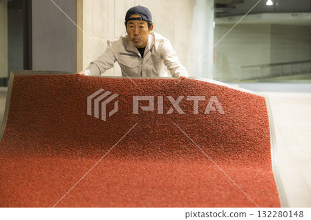 一名男子在辦公室入口處更換墊子 132280148