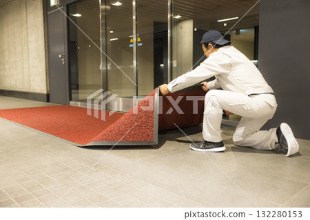 一名男子在辦公室入口處更換墊子 132280153