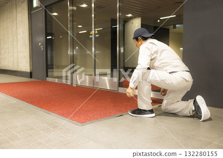 一名男子在辦公室入口處更換墊子 132280155