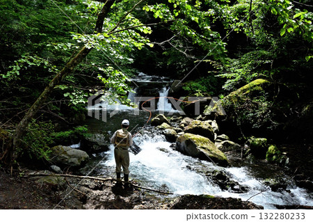 一位釣魚者在深山溪流中享受飛釣 132280233