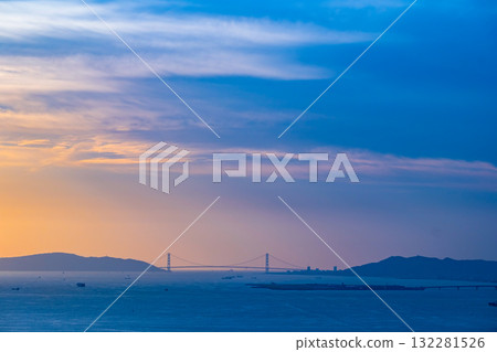 Akashi Kaikyo橋樑的晚上視圖 132281526