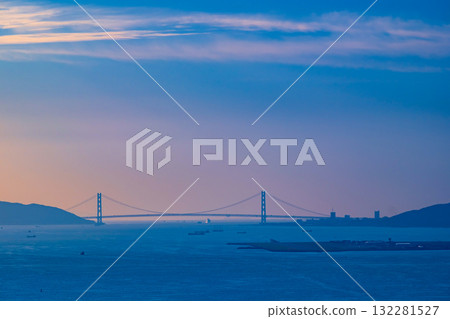 Akashi Kaikyo橋樑的晚上視圖 132281527