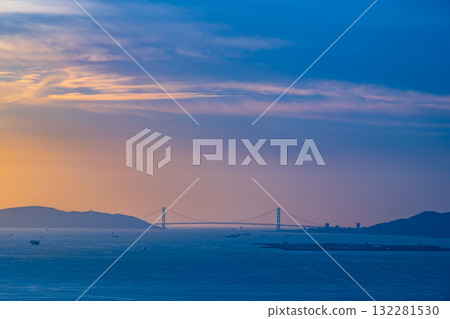 Akashi Kaikyo橋樑的晚上視圖 132281530