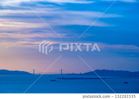 Akashi Kaikyo橋樑的晚上視圖 Akashi Kaikyo橋樑的晚上視圖 132281535