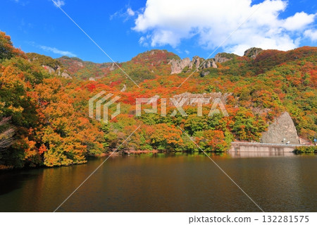 [Kagawa Prefecture] Autumn leaves at Kankakei Gorge on a clear day 132281575