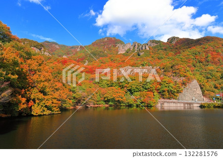 【香川縣】晴天時寒霞溪的紅葉 【香川縣】晴天時寒霞溪的紅葉 132281576