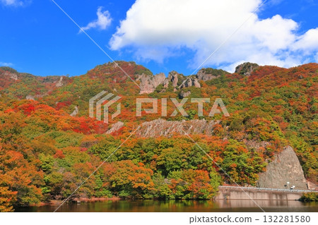 [Kagawa Prefecture] Autumn leaves at Kankakei Gorge on a clear day 132281580