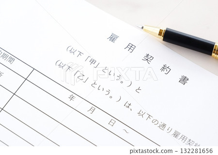 僱傭合約-雇主與僱員之間簽訂的書面僱傭合同,其中規定了僱傭合同的內容,例如工資和工作時間。 僱傭合約-雇主與僱員之間簽訂的書面僱傭合同,其中規定了僱傭合同的內容,例如工資和工作時間。 132281656