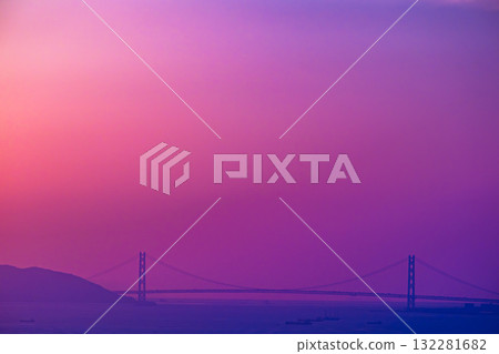 Akashi Kaikyo橋樑的晚上視圖 132281682