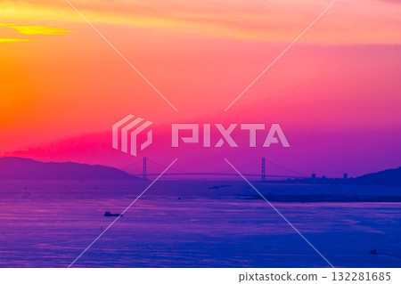 Akashi Kaikyo橋樑的晚上視圖 132281685