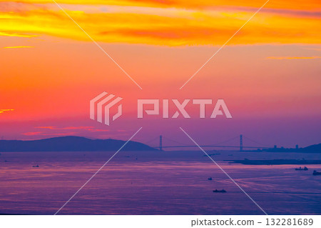 Akashi Kaikyo橋樑的晚上視圖 Akashi Kaikyo橋樑的晚上視圖 132281689