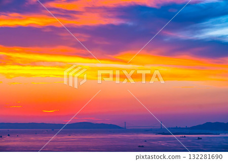 Akashi Kaikyo橋樑的晚上視圖 132281690