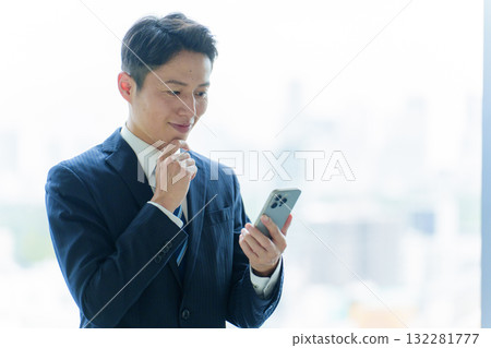 使用智能手機的商人 132281777