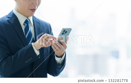 使用智能手機的商人 132281778