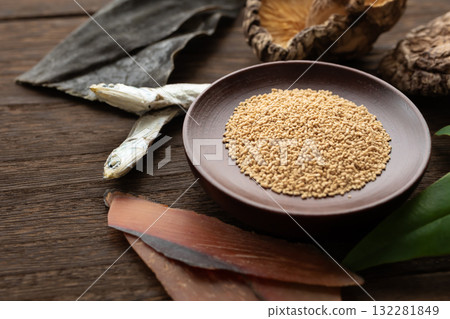 日式顆粒狀魚湯:魚湯與配料 日式顆粒狀魚湯:魚湯與配料 132281849