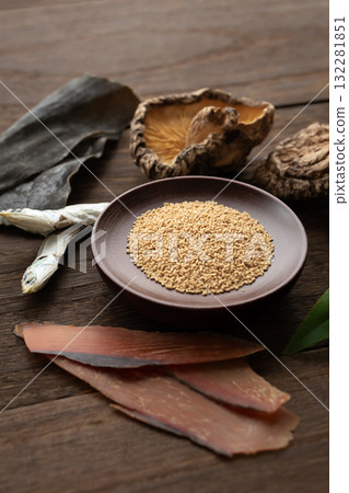 日式顆粒狀魚湯：魚湯與配料 132281851