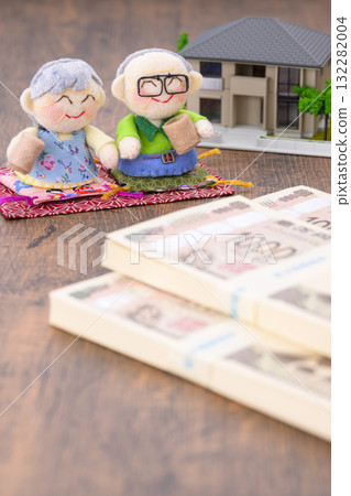 一對老年夫婦和他們的房子的縮影(加上一疊鈔票) 一對老年夫婦和他們的房子的縮影(加上一疊鈔票) 132282004