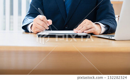商人簽署文件 商人簽署文件 132282324