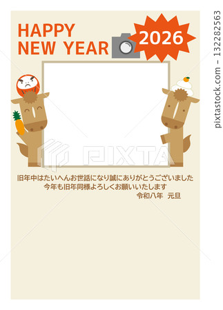 兩匹可愛的微笑馬帶著幸運符和一個相框馬年新年賀卡模板材料 132282563
