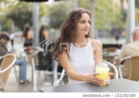 Young woman drinking tea in cafe 132282586