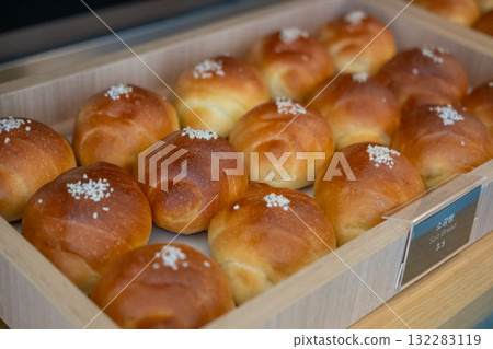 A pile of Salted bread display in the cafe, with the Korean text of Salted bread 132283119