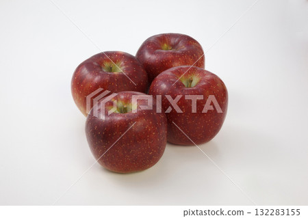 Akiakari apples (Aomori Prefecture) - 4 pieces Akiakari apples (Aomori Prefecture) - 4 pieces 132283155