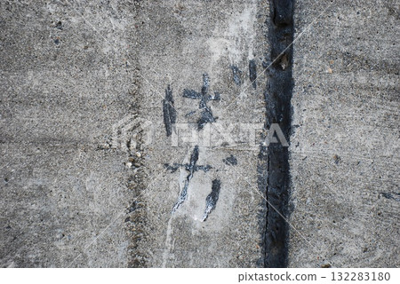 舊混凝土牆上的塗鴉 132283180