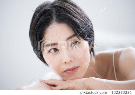 年輕女性美容美容院形象的特寫 132283225