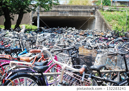 在自行車停車場排隊的自行車 132283241