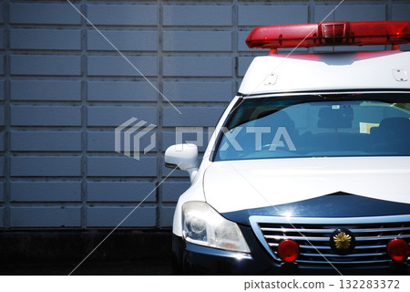 警車在停車場等候 132283372