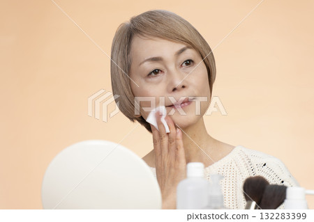 Senior woman putting on makeup 132283399