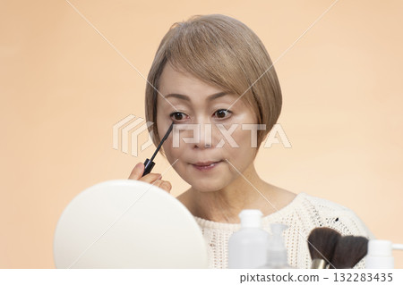 化妝的高級女人 化妝的高級女人 132283435