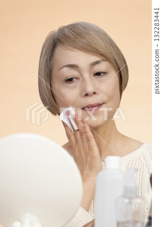 Senior woman putting on makeup 132283441