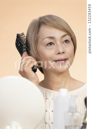 Senior woman putting on makeup 132283459