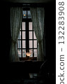 窗戶的光芒 132283908