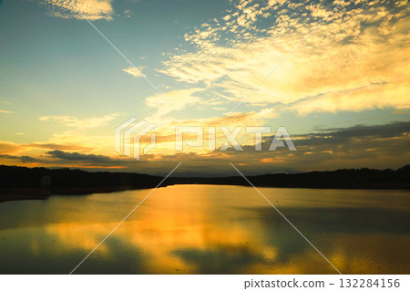 Golden sunset and reflection on Lake Tama (Murayamakami Reservoir) Golden sunset and reflection on Lake Tama (Murayamakami Reservoir) 132284156