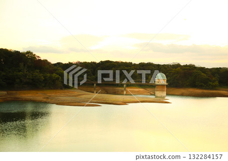 The dried-up lakeside and intake tower of Lake Tama (Murayamakami Reservoir) at dusk 132284157