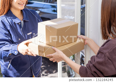 Receiving luggage 132284245