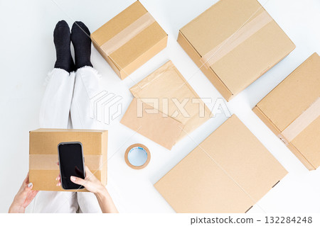 一名女子準備送包裹 132284248