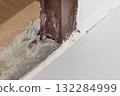 The base of the door frame is rotten and underground insects pass through in room 132284999