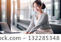在筆記型電腦上工作的女人 在筆記型電腦上工作的女人 132285348