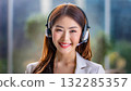 年輕的女士,操作員,呼叫中心,工作人員 年輕的女士,操作員,呼叫中心,工作人員 132285357